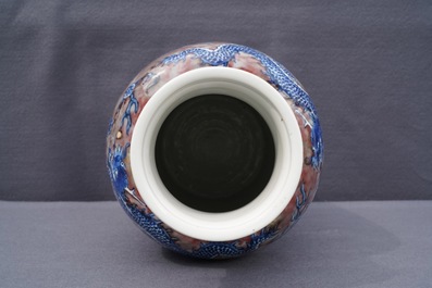 Un vase de forme rouleau en porcelaine de Chine bleu, blanc et rouge, Kangxi